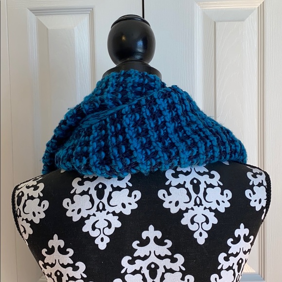 Kensie Women's Chunky Knit Fringe Scarf - Picture 5 of 8